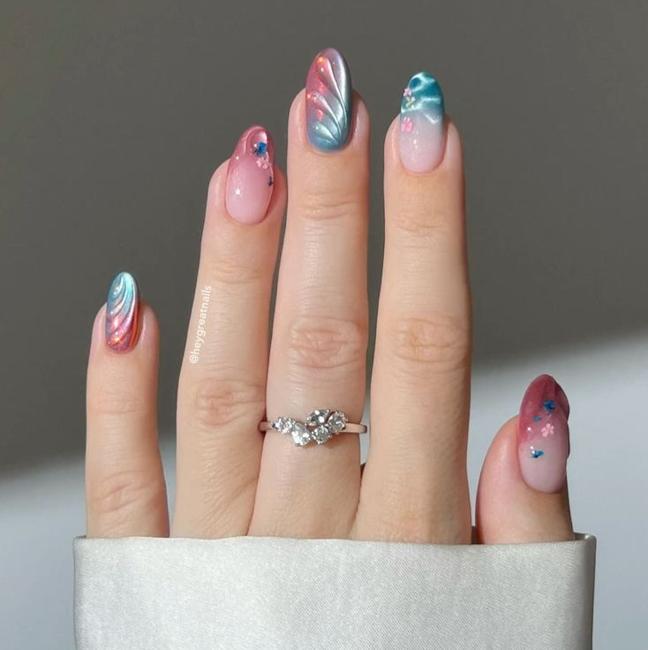 Las uñas de la sirena tendencia con el ojo de gato en esmalte
